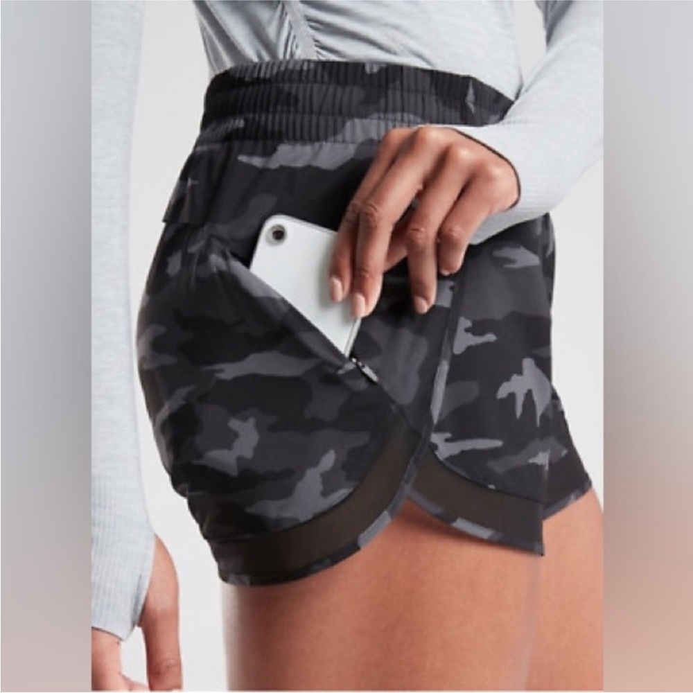 Athleta Mesh Racer Run Mid Rise 4” Short 3X Black Camo